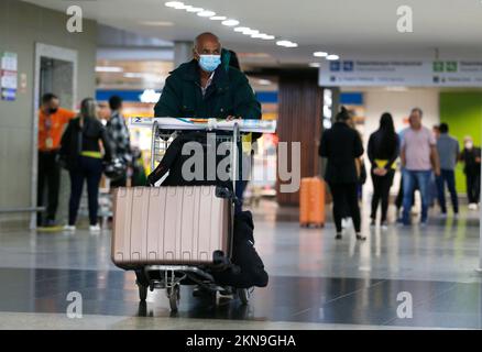 Brasilia, Brasilien. 26.. November 2022. Ein Passagier mit Gesichtsmaske wird am Brasilia Juscelino Kubitschek International Airport, Brasilien, am 26. November 2022 gesehen. Die brasilianische Gesundheitsbehörde (Anvisa) hat die obligatorische Verwendung von Gesichtsmasken auf Flughäfen und auf Flügen seit November 25 wieder eingeführt. Kredit: Lucio Tavora/Xinhua/Alamy Live News Stockfoto