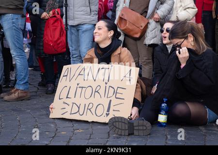 Rom, Italien. 26.. November 2022. Demonstration der Vereinigung „Non Una Di Meno“ in Rom gegen Gewalt gegen Frauen (Kreditbild: © Matteo Nardone/Pacific Press via ZUMA Press Wire) Stockfoto