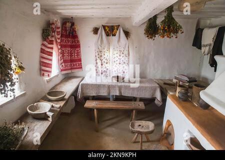 Altes traditionelles ukrainisches Haus. Innenausstattung und Haushaltsgegenstände Stockfoto