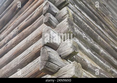 Ecke einer alten Holzhütte Stockfoto