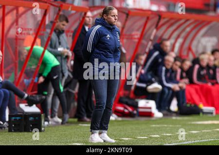 ENSCHEDE, NIEDERLANDE - NOVEMBER 27: Cheftrainer Suzanne Bakker von Ajax während des niederländischen Azerion Womens Eredivisie-Spiels zwischen FC Twente und Ajax in Grolsch Veste am 27. November 2022 in Enschede, Niederlande (Foto von Marcel ter Bals/Orange Pictures) Stockfoto