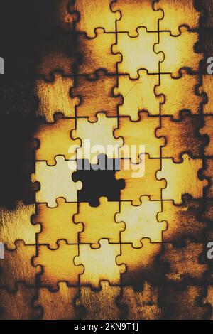 Dunkle Stillleben Kunst auf einem Puzzle mit fehlendem Puzzleteil. Unvollständig Stockfoto