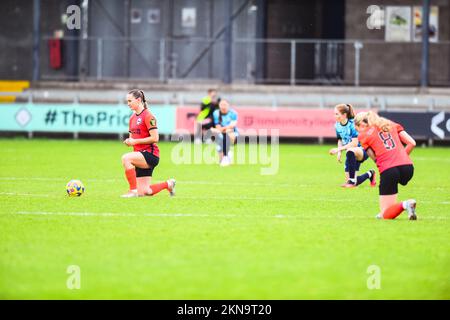 London, Großbritannien. 27.. November 2022. Dartford, England, November 27 2022: Die Spieler gehen beim Barclays The FA Women's Continental Tyres League Cup zwischen den London City Lionesses V Brighton und Hove Albion im Princess Park Stadium Dartford.England auf die Knie. (K Hodgson/SPP) Guthaben: SPP Sport Press Photo. Alamy Live News Stockfoto