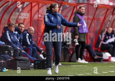 ENSCHEDE, NIEDERLANDE - NOVEMBER 27: Cheftrainer Suzanne Bakker von Ajax während des niederländischen Azerion Womens Eredivisie-Spiels zwischen FC Twente und Ajax in Grolsch Veste am 27. November 2022 in Enschede, Niederlande (Foto von Marcel ter Bals/Orange Pictures) Stockfoto