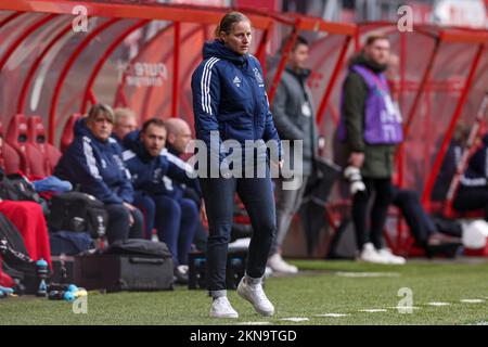 ENSCHEDE, NIEDERLANDE - NOVEMBER 27: Cheftrainer Suzanne Bakker von Ajax während des niederländischen Azerion Womens Eredivisie-Spiels zwischen FC Twente und Ajax in Grolsch Veste am 27. November 2022 in Enschede, Niederlande (Foto von Marcel ter Bals/Orange Pictures) Stockfoto