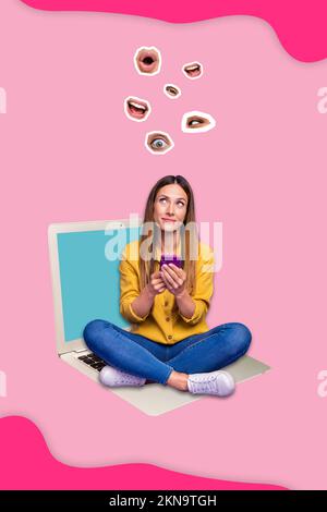 Collage-Foto einer jungen träumenden Frau, die mit überkreuzten Beinen sitzt, zeigt die Popularität ihres Telefons in sozialen Medien, während ihr Notebook isoliert auf pinkfarbenem Hintergrund ist Stockfoto