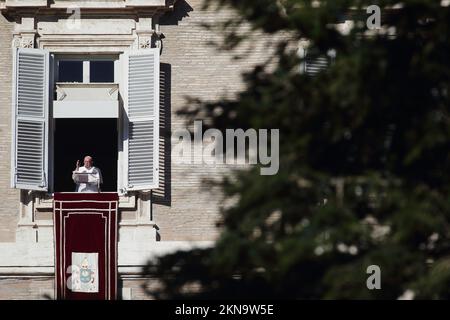 Vatikanstadt, Vatikan. 27.. November 2022. November 27 2022 - PAPST FRANZISKUS bringt Angelus Gebet in St. Petersplatz im Vatikan. © EvandroInetti via ZUMA Wire (Kredit: © Evandro Inetti/ZUMA Press Wire) Kredit: ZUMA Press, Inc./Alamy Live News Stockfoto