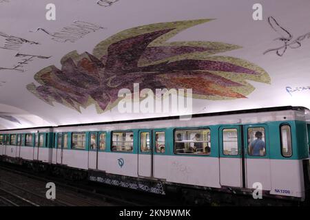 Metro-Station Paris mit Zug. Die U-Bahn-Station Paris - Cluny-La Sorbonne fährt mit dem Zug Stockfoto