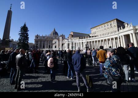 Vatikanstadt, Vatikan. 27.. November 2022. November 27 2022 - PAPST FRANZISKUS bringt Angelus Gebet in St. Petersplatz im Vatikan. © EvandroInetti via ZUMA Wire (Kredit: © Evandro Inetti/ZUMA Press Wire) Kredit: ZUMA Press, Inc./Alamy Live News Stockfoto