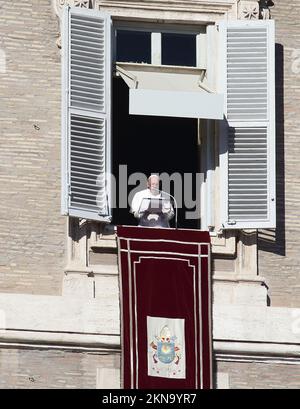 Vatikanstadt, Vatikan. 27.. November 2022. November 27 2022 - PAPST FRANZISKUS bringt Angelus Gebet in St. Petersplatz im Vatikan. © EvandroInetti via ZUMA Wire (Kredit: © Evandro Inetti/ZUMA Press Wire) Kredit: ZUMA Press, Inc./Alamy Live News Stockfoto