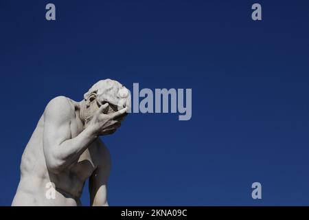 Lustiges Gesicht mit Statuenhintergrund und Kopierbereich. Konzept für Frustration, Misserfolg, Ärgernis. Vidals Kain kommt vom Mord an seinem Bruder Abel Stockfoto