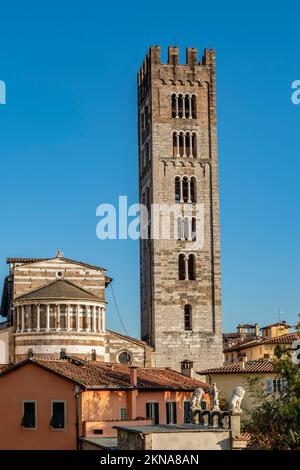 Die antike Basilika San Frediano, Lucca, Italien, von den umliegenden Mauern des historischen Zentrums aus gesehen Stockfoto