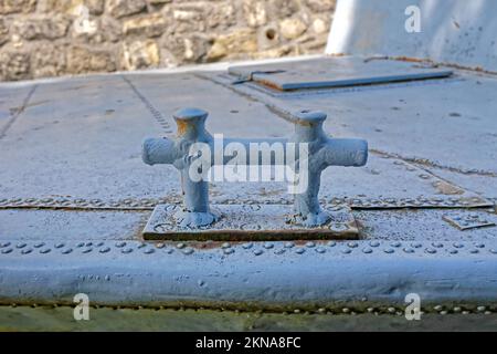 Rostige Metallklammern auf einem alten Stahlboot Stockfoto