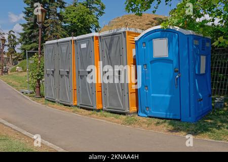 Temporäre Toiletten Kabinen wc im Stadtpark Sommerfestival Stockfoto
