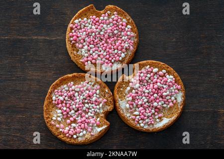 Traditionelle holländische Leckerei, die zur Feier der Geburt eines kleinen Mädchens namens beschuit met muisjes gegessen wurde, das aus Zwieback mit zuckerhaltigen Aniskernen besteht Stockfoto