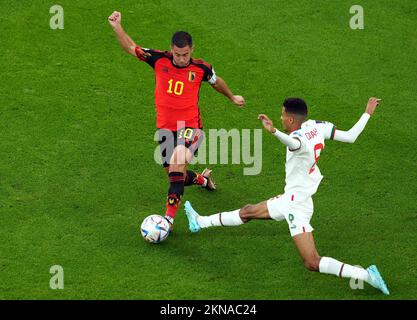 Belgiens Eden Hazard und Marokkos Azzedine Ounahi (rechts) kämpfen um den Ball während des Spiels der FIFA-Weltmeisterschaft Gruppe F im Al Thumama-Stadion in Doha, Katar. Foto: Sonntag, 27. November 2022. Stockfoto