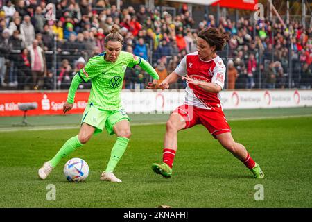 Köln, Deutschland. 27.. November 2022. Köln, Deutschland, November 27. 2022: Svenja Huth (10 Wolfsburg) und Ally Gudorf (12 Köln) während des FLYERALARM Frauen-Bundesliga-Spiels 1. FC Köln und VfL Wolfsburg im Franz-Kremer-Stadion in Köln. (Norina Toenges/SPP) Kredit: SPP Sport Press Photo. Alamy Live News Stockfoto