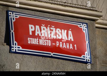 Parizska-Straße in der Nähe des Altstädter Rings in Prag am 25. November 2022. (CTK Photo/Petr Malina) Stockfoto