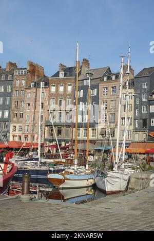 Honfleur, Frankreich. 27.. Aug. 2022. Der alte Hafen (Vieux Bassin) von Honfleur. Honfleur liegt am Südufer der Mündung der seine in den Ärmelkanal im Departement Calvados in der Normandie. Kredit: Alexandra Schuler/dpa/Alamy Live News Stockfoto