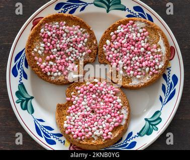 Traditionelle holländische Leckerei, die zur Feier der Geburt eines kleinen Mädchens namens beschuit met muisjes gegessen wurde, das aus Zwieback mit zuckerhaltigen Aniskernen besteht Stockfoto