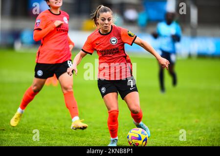 London, Großbritannien. 27.. November 2022. Dartford, England, November 27 2022: Veatriki Sarri (7 Brighton) kontrolliert den Ball während des Spiels Barclays The FA Women's Continental Tyres League Cup zwischen den London City Lionesses V Brighton und Hove Albion im Princess Park Stadium Dartford.England. (K Hodgson/SPP) Guthaben: SPP Sport Press Photo. Alamy Live News Stockfoto