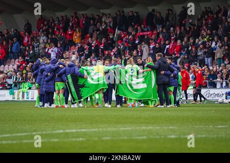 Köln, Deutschland. 27.. November 2022. Köln, Deutschland, November 27. 2022: VfL Wolfsburg-Teambesprechung nach dem FLYERALARM Frauen-Bundesliga-Spiel zwischen 1. FC Köln und VfL Wolfsburg im Franz-Kremer-Stadion in Köln. (Norina Toenges/SPP) Kredit: SPP Sport Press Photo. Alamy Live News Stockfoto