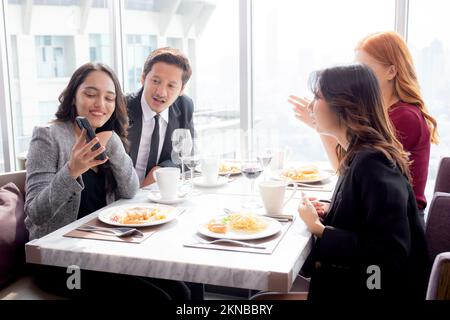 Glückliches Team junge Geschäftsleute feiern Erfolg Selfie und machen ein Foto mit Freunden im Restaurant, Freundschaft und sozialem Kollegen Stockfoto