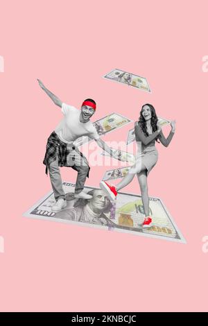 Vertikales Collage-Bild von zwei aufgeregten Menschen, schwarzer, weißer Gamma-Tanz, ein hundert-Dollar-Banknotenwechsel, isoliert auf pinkfarbenem Hintergrund Stockfoto