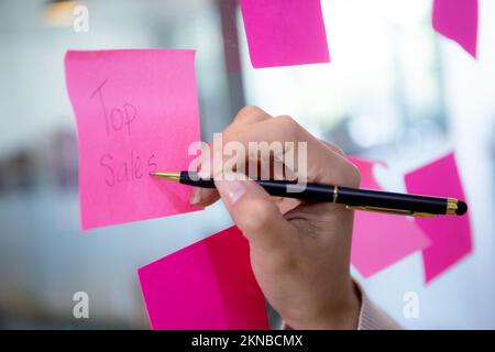 Die Hände von Geschäftsleuten und Kollegen sammeln Brainstorming für die Planung und Strategie von Geschäftsleuten und Marketing im Büro, Teambesprechung für Kreativität mit w Stockfoto