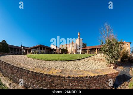 Marene, Cuneo, Piemont, Italien - 24. November 2022: La Salza Weiler mit Salsa Kapelle (18.. Jahrhundert) Madonna del Carmine und San Biagio und Salsa Stockfoto