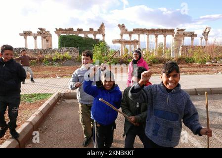 Baalbek, Libanon. 26.. November 2022. Syrische Kinder spielen am 26. November 2022 in der Stadt Baalbek im Nordosten des Libanon. Die jüngste Cholera-Epidemie im Land hat syrische Flüchtlingslager getroffen, da das UNHCR und internationale NRO darum kämpfen, den Flüchtlingen Zugang zu sauberem Wasser und Impfstoffen zu garantieren. (Foto: Elisa Gestri/Sipa USA) Kredit: SIPA USA/Alamy Live News Stockfoto