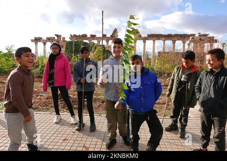 Baalbek, Libanon. 26.. November 2022. Syrische Kinder spielen am 26. November 2022 in der Stadt Baalbek im Nordosten des Libanon. Die jüngste Cholera-Epidemie im Land hat syrische Flüchtlingslager getroffen, da das UNHCR und internationale NRO darum kämpfen, den Flüchtlingen Zugang zu sauberem Wasser und Impfstoffen zu garantieren. (Foto: Elisa Gestri/Sipa USA) Kredit: SIPA USA/Alamy Live News Stockfoto