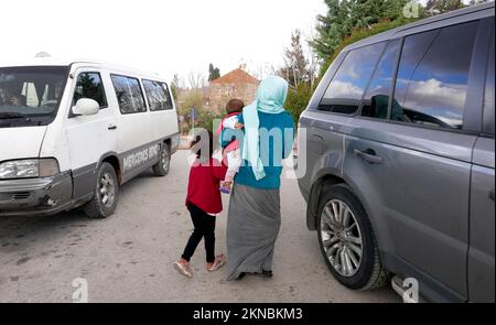 Baalbek, Libanon. 26.. November 2022. Die syrische Familie bettelt in Baalbek, Nordostlibanon, 26. November 2022. Die jüngste Cholera-Epidemie im Land hat syrische Flüchtlingslager getroffen, da das UNHCR und internationale NRO darum kämpfen, den Flüchtlingen Zugang zu sauberem Wasser und Impfstoffen zu garantieren. (Foto: Elisa Gestri/Sipa USA) Kredit: SIPA USA/Alamy Live News Stockfoto