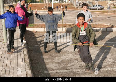 Baalbek, Libanon. 26.. November 2022. Syrische Kinder spielen am 26. November 2022 in der Stadt Baalbek im Nordosten des Libanon. Die jüngste Cholera-Epidemie im Land hat syrische Flüchtlingslager getroffen, da das UNHCR und internationale NRO darum kämpfen, den Flüchtlingen Zugang zu sauberem Wasser und Impfstoffen zu garantieren. (Foto: Elisa Gestri/Sipa USA) Kredit: SIPA USA/Alamy Live News Stockfoto