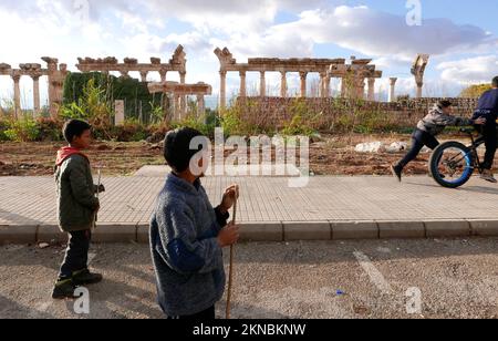 Baalbek, Libanon. 26.. November 2022. Syrische Kinder spielen am 26. November 2022 in der Stadt Baalbek im Nordosten des Libanon. Die jüngste Cholera-Epidemie im Land hat syrische Flüchtlingslager getroffen, da das UNHCR und internationale NRO darum kämpfen, den Flüchtlingen Zugang zu sauberem Wasser und Impfstoffen zu garantieren. (Foto: Elisa Gestri/Sipa USA) Kredit: SIPA USA/Alamy Live News Stockfoto