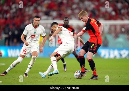 Der belgische Kevin De Bruyne gewinnt den Ball vor dem marokkanischen Achraf Hakimi beim FIFA-Weltmeisterschaftsspiel der Gruppe F im Al Thumama-Stadion in Doha, Katar. Foto: Sonntag, 27. November 2022. Stockfoto
