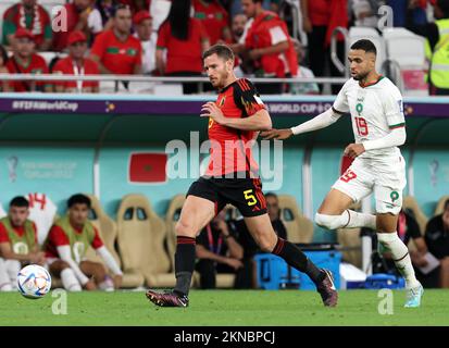 Der belgische Jan Vertonghen und der marokkanische Youssef en-Nesyri haben sich am Sonntag, den 27. November 2022, in der Gruppe F der FIFA-Weltmeisterschaft 2022 im Al Thumama-Stadion in Doha, Staat Katar, bei einem Fußballspiel zwischen der belgischen Nationalmannschaft der Roten Teufel und Marokko in Aktion gezeigt. BELGA FOTO BRUNO FAHY Stockfoto