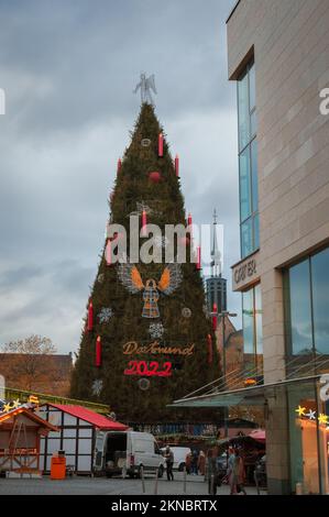 Weihnachtsbaum in Dortmund im Herzen der Stadt auf dem alten Marktplatz (Alter Markt), Deutschland Stockfoto