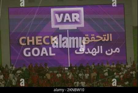 Abbildung zeigt die riesige Leinwand mit Torprüfung während eines Fußballspiels zwischen der belgischen Nationalmannschaft, den Red Devils und Marokko, in Gruppe F der FIFA-Weltmeisterschaft 2022 im Al Thumama Stadium, Doha, Staat Katar am Sonntag, den 27. November 2022. BELGA FOTO BRUNO FAHY Stockfoto