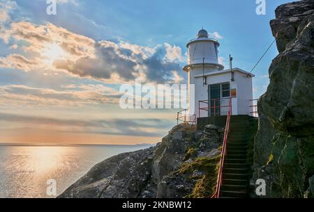 Der Hook Head Leuchtturm an der südlichen Aussichtsplattform Irlands ist der älteste Leuchtturm auf der irischen Insel Stockfoto