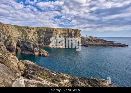 Wilde Klippen am Mizen Head in der Grafschaft Cork, Republik Irland Stockfoto