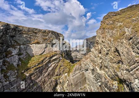 Wilde Klippen am Mizen Head in der Grafschaft Cork, Republik Irland Stockfoto