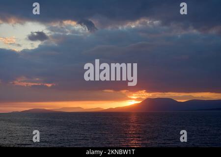 Sonnenuntergang mit dramatischen Wolken am Clifton Beach in der Grafschaft Galway, westlicher Teil der Republik Irland Stockfoto