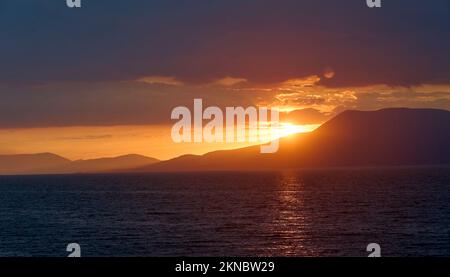 Sonnenuntergang mit dramatischen Wolken am Clifton Beach in der Grafschaft Galway, westlicher Teil der Republik Irland Stockfoto