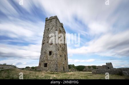 Ruine eines Turmhauses an einem stürmischen Tag in der Republik Irland Stockfoto
