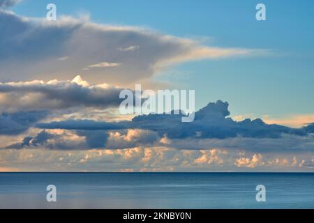 Sonnenuntergang mit dramatischen Wolken am Clifton Beach in der Grafschaft Galway, westlicher Teil der Republik Irland Stockfoto