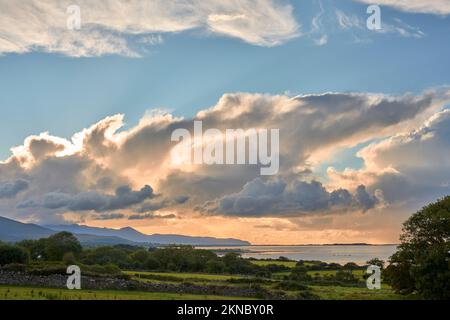 Sonnenuntergang mit dramatischen Wolken am Clifton Beach in der Grafschaft Galway, westlicher Teil der Republik Irland Stockfoto