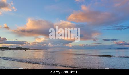 Sonnenuntergang mit dramatischen Wolken am Clifton Beach in der Grafschaft Galway, westlicher Teil der Republik Irland Stockfoto