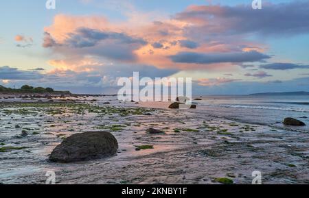 Sonnenuntergang mit dramatischen Wolken am Clifton Beach in der Grafschaft Galway, westlicher Teil der Republik Irland Stockfoto