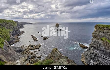 Wilde Klippen in der Nähe von Dunmore Head am Ring of Kerry, Atlantic Water Way in County Kerry, Republik Irland Stockfoto